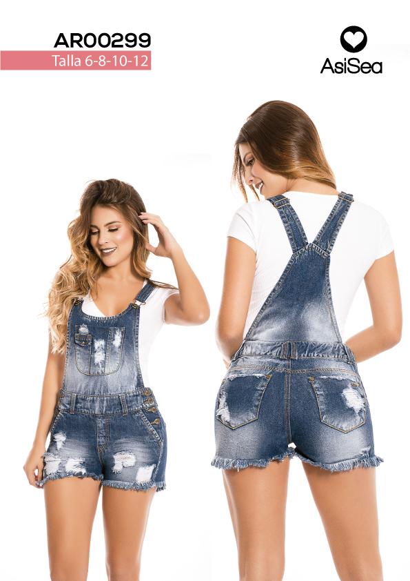 
Short women overalls in medium indigo tone
with destroyed, pocket and I roll frayed