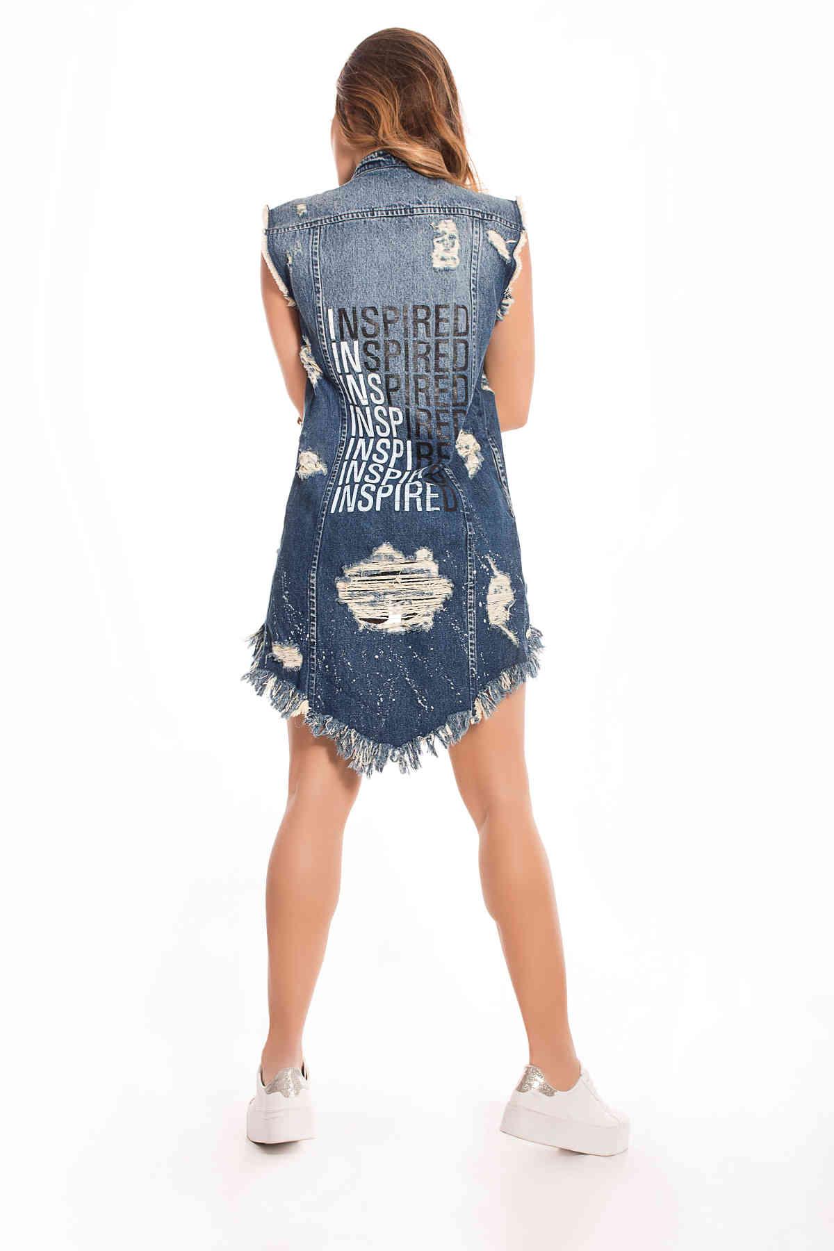 
Dressed in Jean. Indigo Tone Medium, front buttons, sleeveless. Destroyer, asymmetrical and painter effect, stamped with motif written on the back.