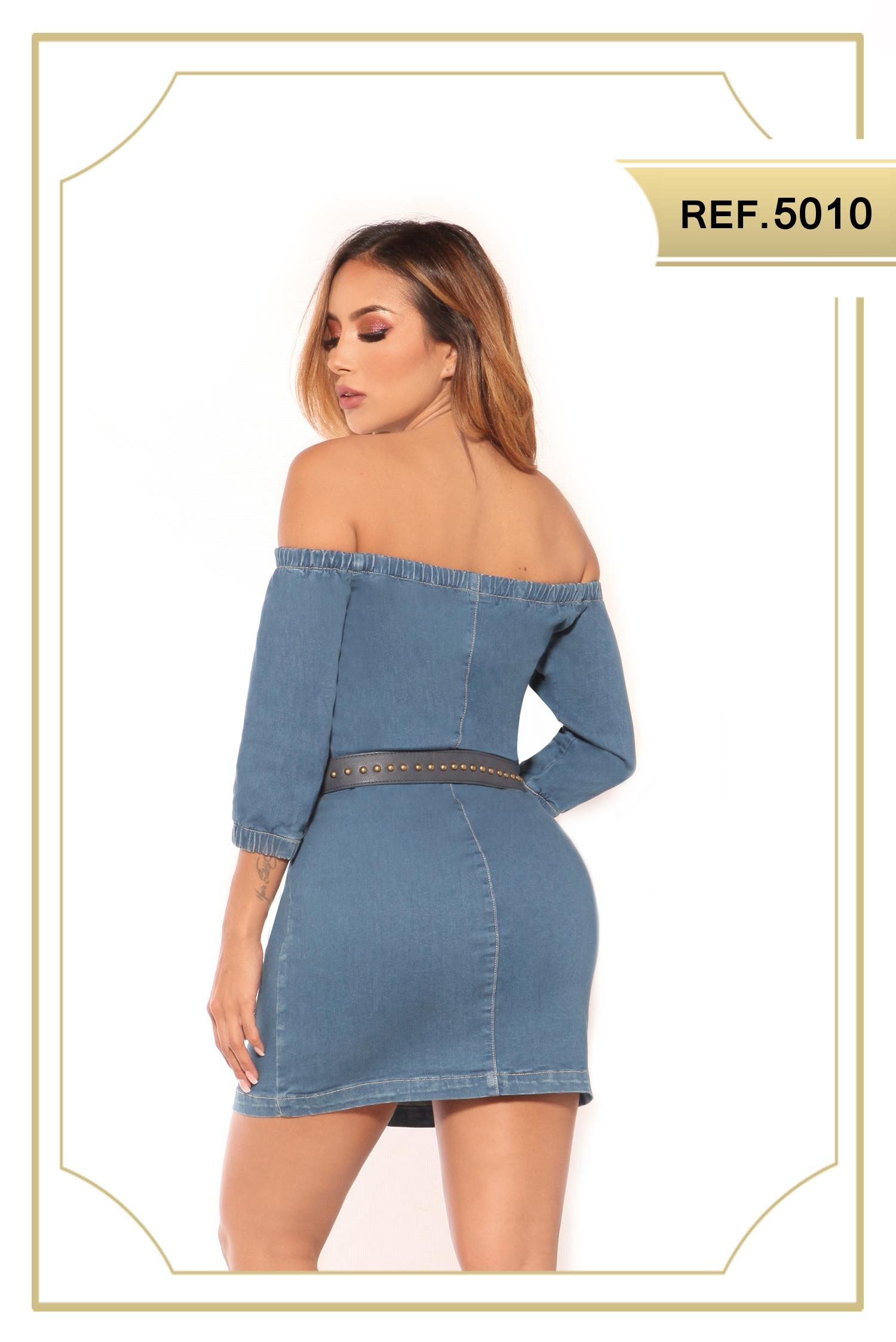 Sensational Denim fabric dress with bare shoulders, front opening, decorated at the waist and with sleeves in the middle of the forearm.