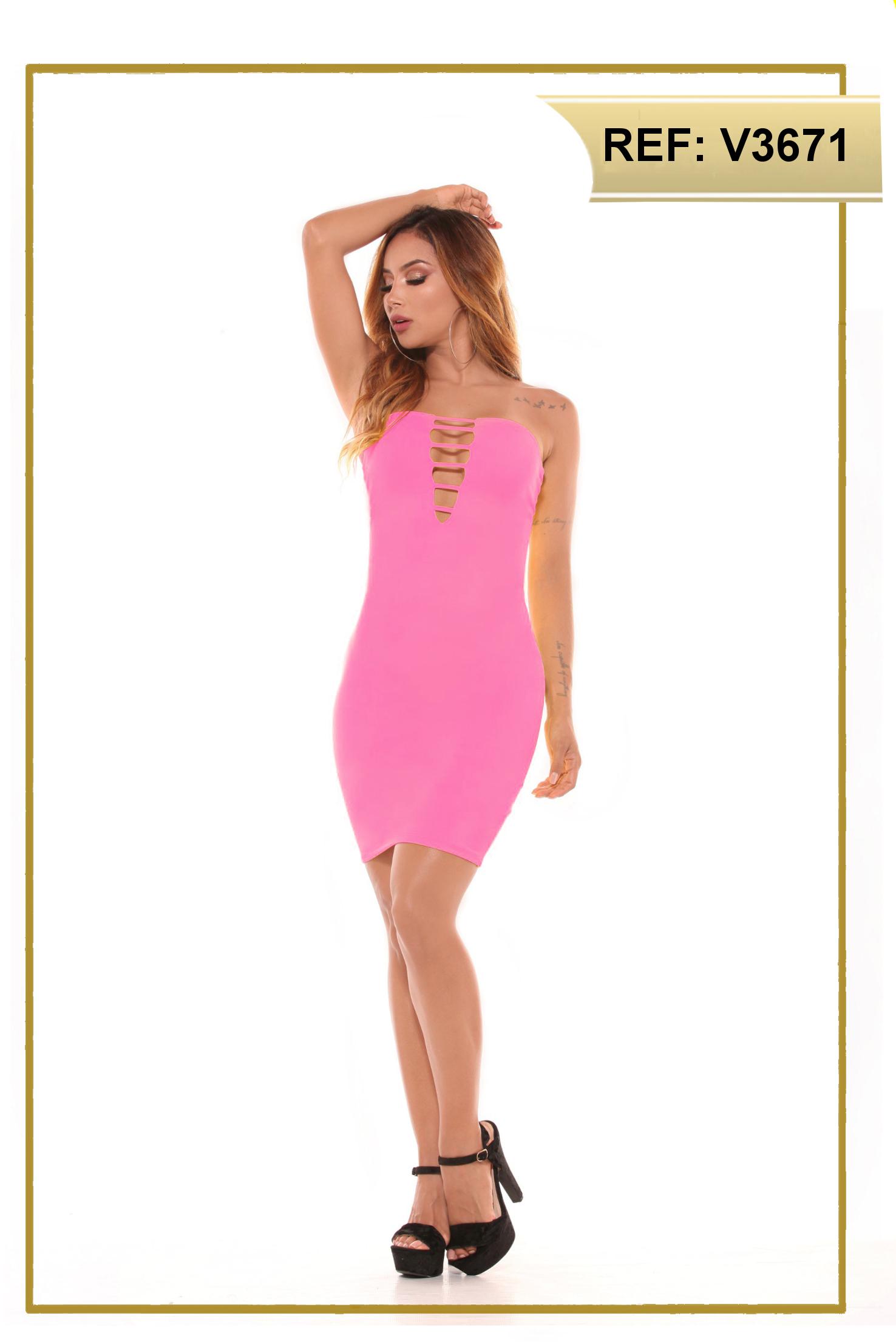 Vestido corto con hombros descubiertos de la marca CEREZA, que tiene un hermosos decorado frontal en escote Vestido corto con hombros descubiertos de la marca CEREZA, que tiene un hermosos decorado frontal en escote