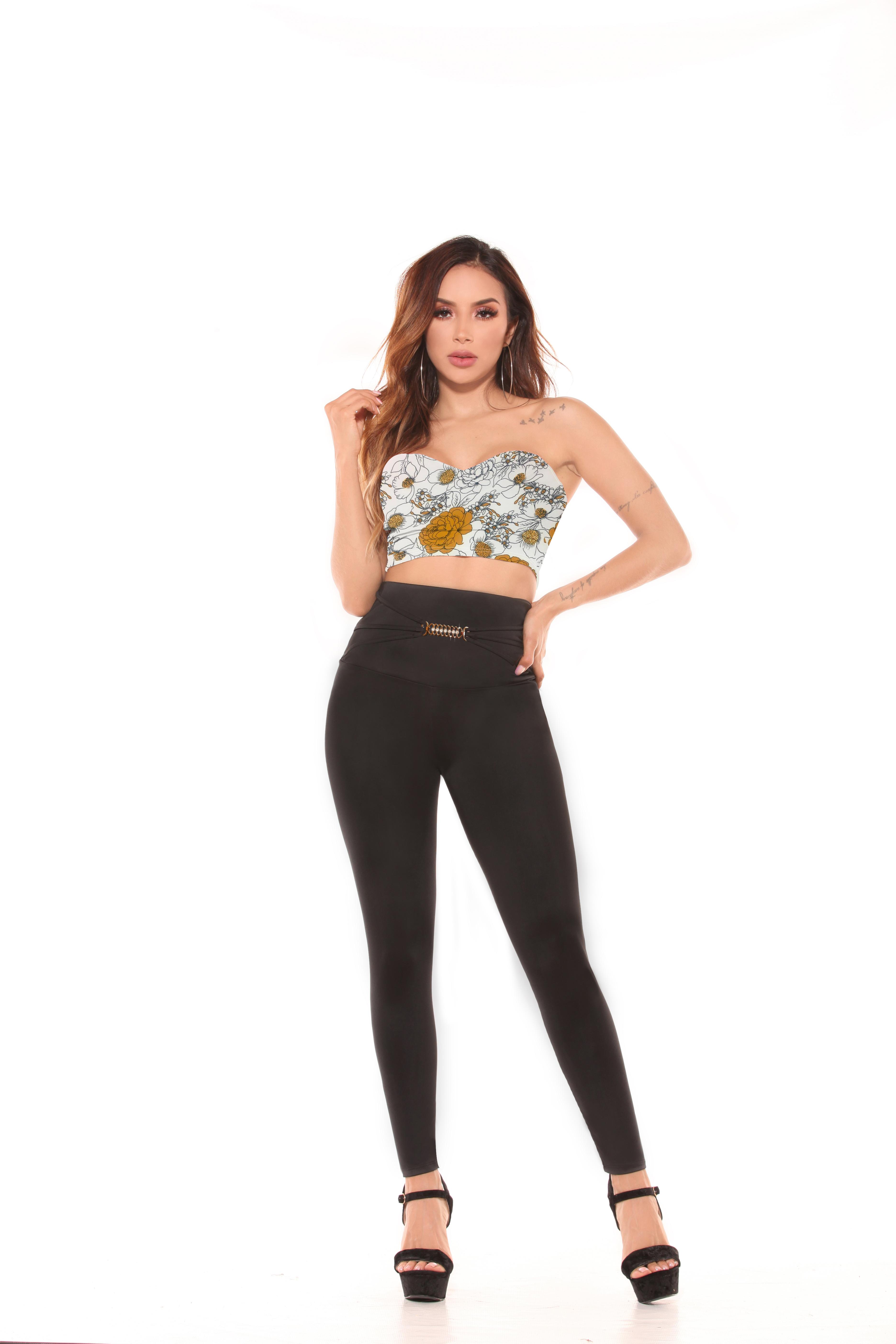 Conjunto Colombiano Marca CEREZA con pantalón Negro de Pretina ancha abdomen control y Blusa Blanca Decorado Floral amarillo y Hombros Descubiertos Verano Conjunto Colombiano Marca CEREZA con pantalón Negro de Pretina ancha abdomen control y Blusa Blanca Decorado Floral amarillo y Hombros Descubiertos Verano