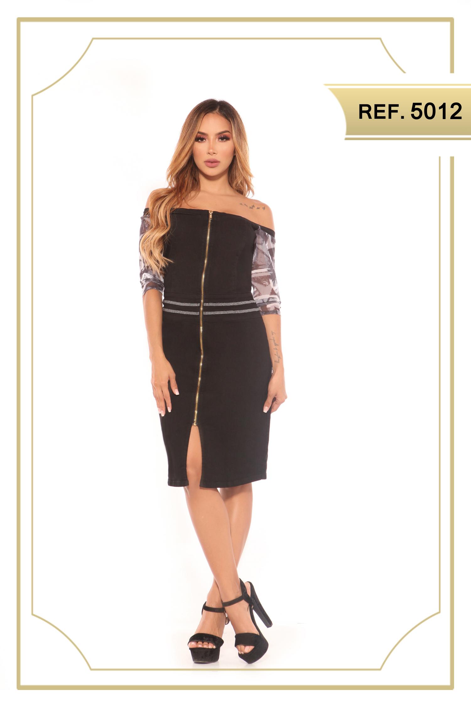 Comprar Vestido Colombiano de Jean color negro, con cremallera frontal, estilo falda de media pierna, con apertura decorativo en una pierna. Mangas hasta el antebrazo con decorado floral.