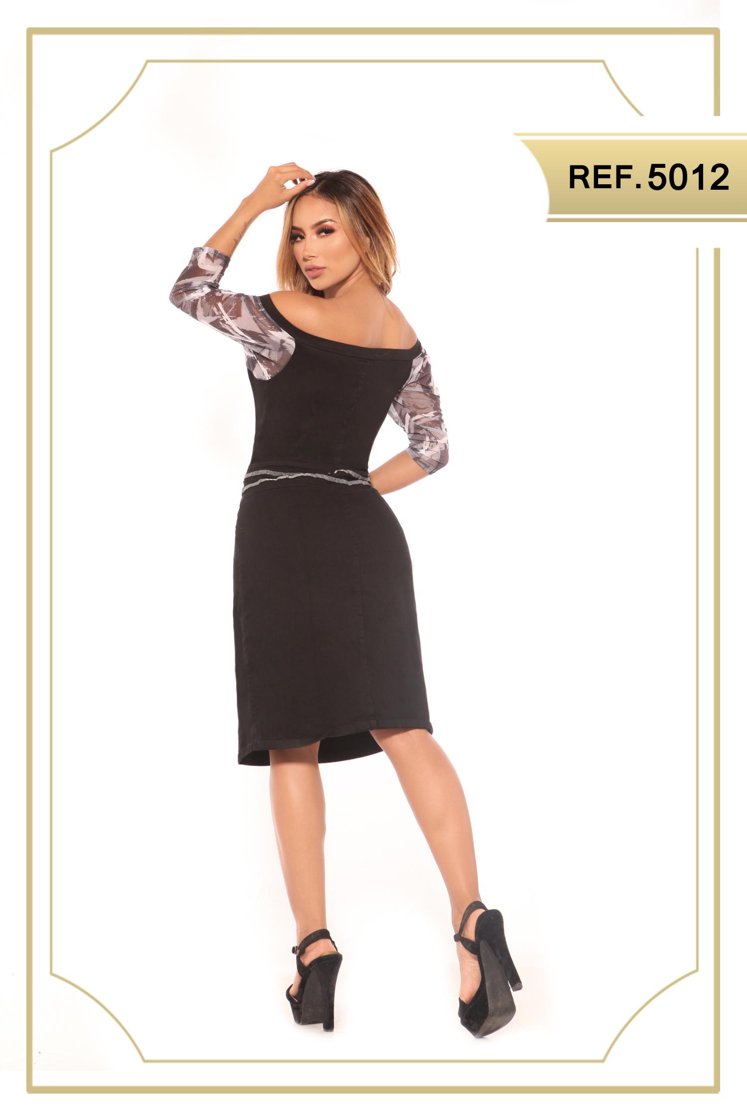 Comprar Vestido Colombiano de Jean color negro, con cremallera frontal, estilo falda de media pierna, con apertura decorativo en una pierna. Mangas hasta el antebrazo con decorado floral.