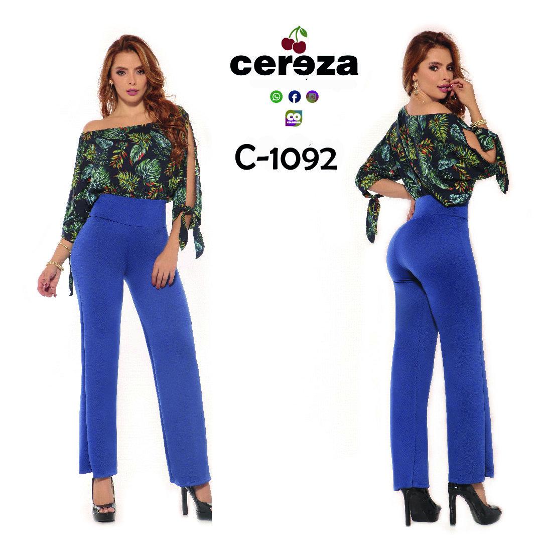 Conjunto Colombiano Marca Cereza de Blusa con hombros descubiertos, mangas largas y estampado floral, más oantalon largo color azul a juego con pretina alta Conjunto Colombiano Marca Cereza de Blusa con hombros descubiertos, mangas largas y estampado floral, más oantalon largo color azul a juego con pretina alta