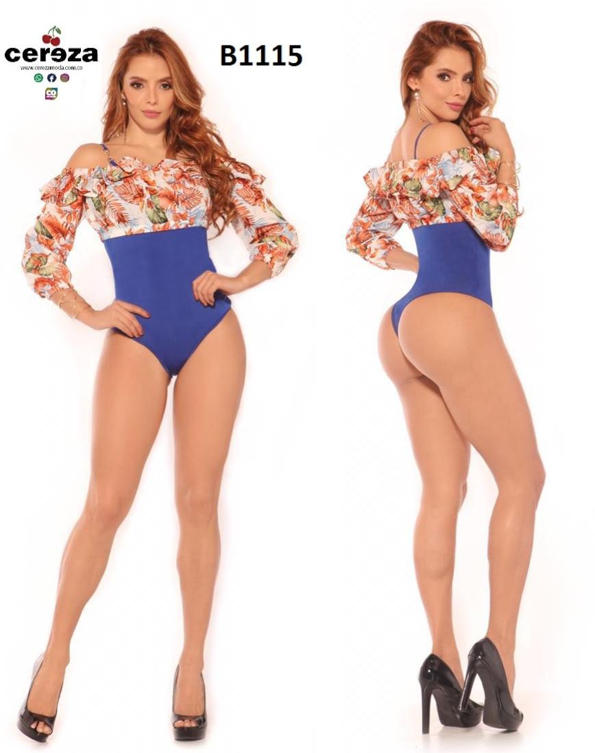 Hermoso y Sexy Body Colombiano con Manga Larga, parte superior decorada con boleros y flores y parte inferior color azul intenso.